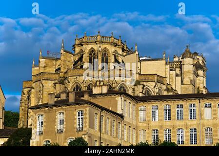 Saint Marie cattedrale in Auch, nella storica capitale della Guascogna, parte dell antico palazzo arcivescovile è al primo piano. Francia, Midi Pirenei , Gers Foto Stock