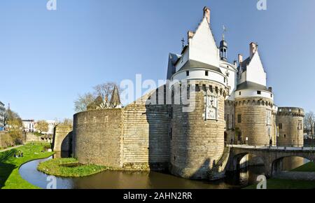 Vista sul Castello dei Duchi di Bretagna a Nantes, l'ingresso principale a destra ed il Parco a piedi posto in giù dalle mura di fortificazione Foto Stock