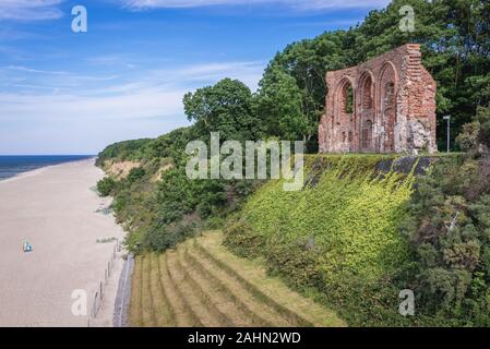 Rovine della vecchia chiesa su un Mar Baltico spiaggia nel villaggio di Trzesacz, West Pomerania voivodato di Polonia Foto Stock