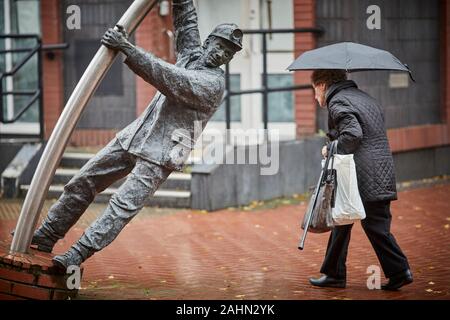 Wrexham in Galles, l'arco scultura di David Annand raffigurante un minatore di carbone Foto Stock