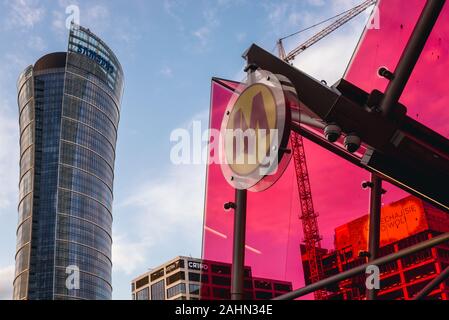 Segno su un Rondo Daszynskiego la stazione della metropolitana di Varsavia, Polonia - vista con guglia di Varsavia edificio Foto Stock