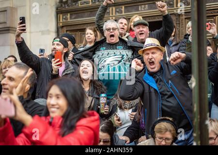 Andare Eagles! Ventole allietare gli artisti interpreti o esecutori durante il 2019 Mummers Parade. Foto Stock