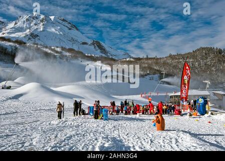 Gourette, Francia - 17 gennaio 2016. Bambini gruppo organizzato da istruttori della scuola di sci francese per iniziare a sciare in inverno Gourette sport resort in B Foto Stock