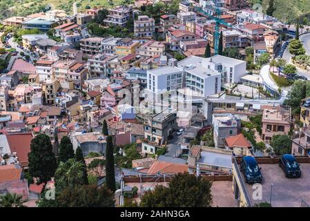 Vista da Via Crucis scale su Taormina comune nella città metropolitana di Messina, sulla costa est dell'isola di Sicilia, Italia Foto Stock