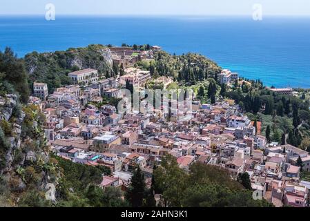 Vista da Via Crucis scale con antico teatro greco su Taormina comune nella città metropolitana di Messina, sulla costa orientale della Sicilia Isola, Italia Foto Stock