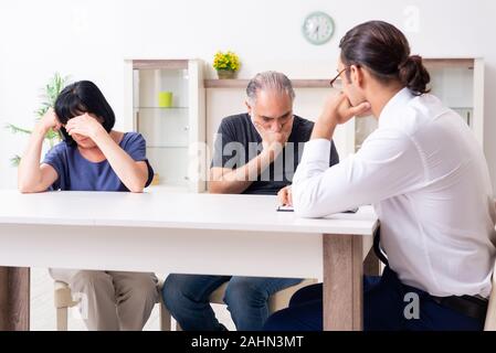 Il consulente finanziario dando consigli di pensionamento alla vecchia coppia Foto Stock