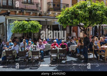 Licchios Bar su St Catherina square in Taormina comune nella città metropolitana di Messina, sulla costa est dell'isola di Sicilia, Italia Foto Stock