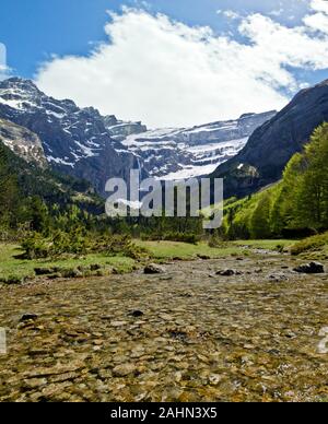 Il flusso del Gave de Gavarnie fiume nella valle dal circo di Gavarnie che è a sfondo in francese Haute montagne dei Pirenei Foto Stock