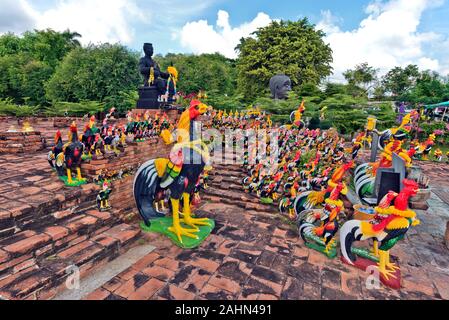 Statua di Siam re Naresuan in Wat Thammikart tempio complesso situato in Ayutthaya, Thailandia. Numerose statue gallo offerti da persone per venerare Foto Stock