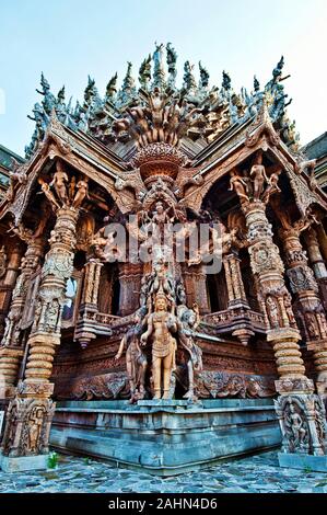 La parte di angolo del Santuario della Verità di Pattaya, questo tempio in Thailandia è un edificio di legno riempita con sculture basata sul tradizionale e buddista Foto Stock