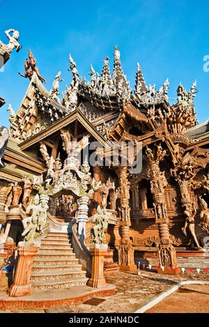 La parte di ingresso del Santuario della Verità di Pattaya, questo tempio in Thailandia è un edificio di legno riempita con sculture basata sul tradizionale di un buddista Foto Stock
