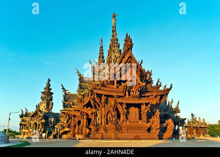 Novembre 11, 2015, Pattaya, Thailandia. Santuario della verità , il tempio in Thailandia è un edificio di legno riempita con sculture basate su tradizionale Foto Stock