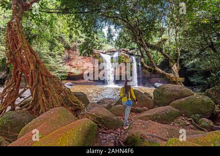 Donne che si avvicinano alla Haew Suwat trogolo cascata nel Parco Nazionale di Khao Yai in Thailandia Foto Stock