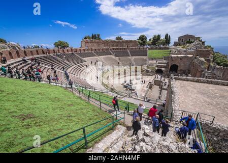 Vista aerea nel Teatro Antico di Taormina comune nella città metropolitana di Messina, sulla costa est dell'isola di Sicilia, Italia Foto Stock