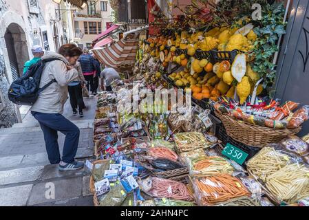 Stand alimentari in Taormina comune nella città metropolitana di Messina, sulla costa est dell'isola di Sicilia, Italia Foto Stock