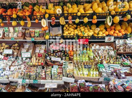 Stand alimentari in Taormina comune nella città metropolitana di Messina, sulla costa est dell'isola di Sicilia, Italia Foto Stock