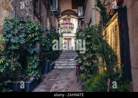 La gelateria bar visto da Vico Teofane Cerameo stretto vicolo in Taormina comune nella città metropolitana di Messina, sulla costa orientale della Sicilia, Italia Foto Stock