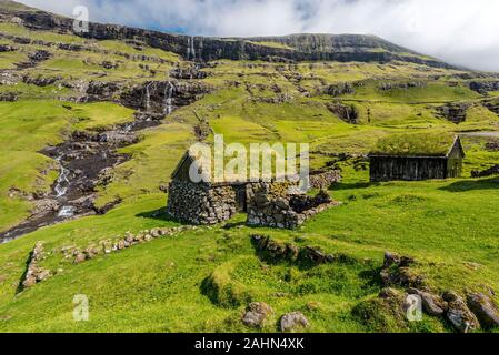 Vecchia fattoria di tradizionali case di villaggio Saksun, Faroese isola di Streymoy Foto Stock