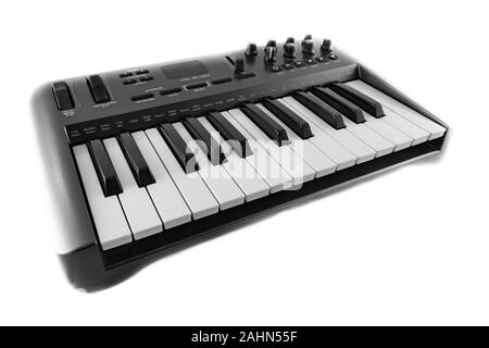 USB sintetizzatore MIDI controller tastiera. Girato su sfondo bianco. Foto Stock