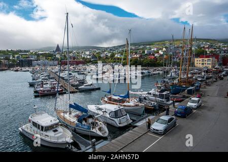 Torshavn, Faer Øer - Luglio 11, 2018 Vestaravag Harbour e Torshavn cityscape, nelle isole Faerøer di Streymoy Foto Stock