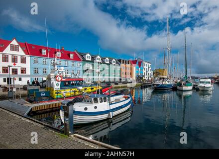 Torshavn, Faer Øer - Luglio 11, 2018 Vestaravag harbour a Torshavn con le sue barche e yacht e banchina colorati edifici a capanna, Faroese isola di Streym Foto Stock