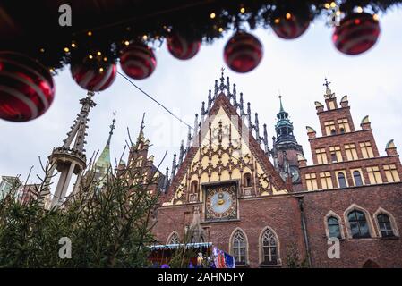 Vista sul vecchio municipio edificio durante il tradizionale mercatino di Natale sulla Città Vecchia di Wroclaw in Slesia regione della Polonia Foto Stock