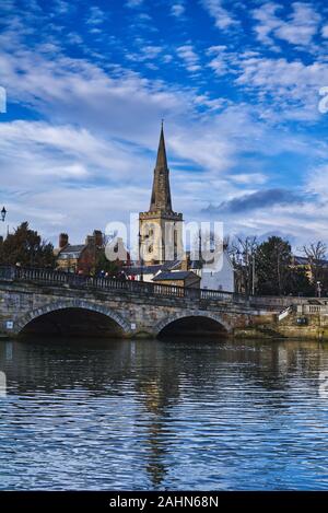 Il campanile della chiesa di San Paolo contro un cielo blu a Bedford città ponte sul Fiume Great Ouse nel Bedfordshire, Dicembre Foto Stock