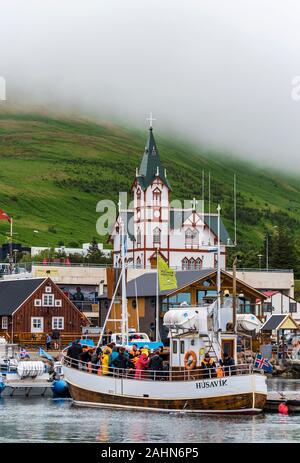 Husavik, Islanda - 16 July, 2018 partenza della barca per gite con i passeggeri da Husavik porta come visto dalla baia di Skjalfandi. Costa Nord di Islanda Foto Stock