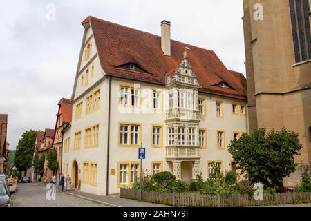 Tipica bella proprietà (accanto alla chiesa di San Giacomo) a Rothenburg ob der Tauber, Baviera, Germania. Foto Stock