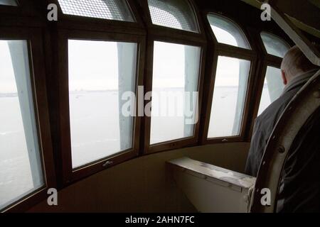 All'interno della corona della statua della Libertà è illuminante il mondo,  Liberty Island il porto di New York, New York, Stati Uniti d'America Foto  stock - Alamy