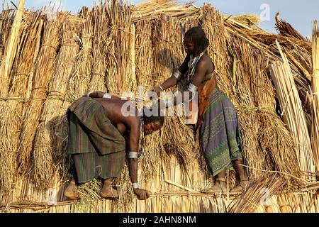 Arbore le donne a costruire una casa, valle dell'Omo, Etiopia Foto Stock
