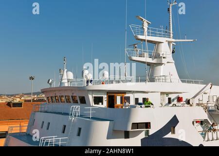 LIVORNO, Italia - Luglio 23, 2019: cabina comandante della Corsica Ferries - Sardinia Ferries nave ormeggiata in porto. Si tratta di una compagnia di traghetti che gestisce il traffico Foto Stock
