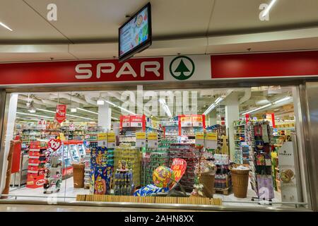 NYIREGYHAZA, Ungheria - 26 luglio 2019: supermercato SPAR caso di vetro. Si tratta di una multinazionale olandese catena di vendita al dettaglio che opera come indipendente o in franchising Foto Stock