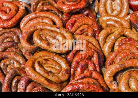 Gustose salsicce alla griglia anelli sfondo closeup Foto Stock