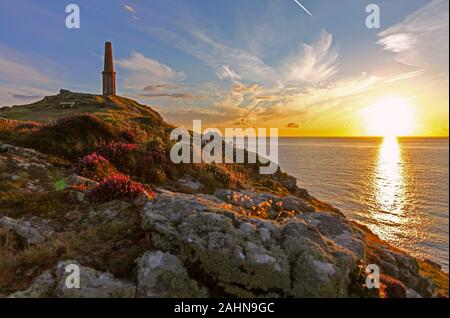 Il sole di setting di Cape Cornwall, Cornwall, South West England, Regno Unito Foto Stock