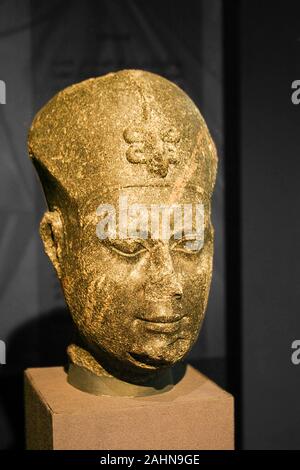 Egitto, Alessandria, museo archeologico della Bibliotheca Alexandrina, royal testa indossando la corona khepresh con un uraeus. Granito nero. Foto Stock