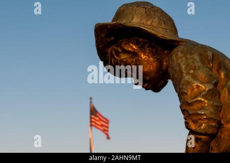 Pinehurst, North Carolina, Stati Uniti d'America. 31 Dic, 2019. Dicembre 31, 2019 - PINEHURST, N.C., STATI UNITI D'AMERICA - Il Putter Boy statua a Pinehurst Resort & Country Club saluta l'ultima alba del 2019. La statua, un simbolo iconico del resort era conosciuta come "La Meridiana Boy' fino agli anni settanta, quando 'il putter Boy' nome catturati su. Per molti anni la statua seduto su una base in cemento tra le due grandi putting greens accanto al clubhouse. Credito: ZUMA Press, Inc./Alamy Live News Foto Stock