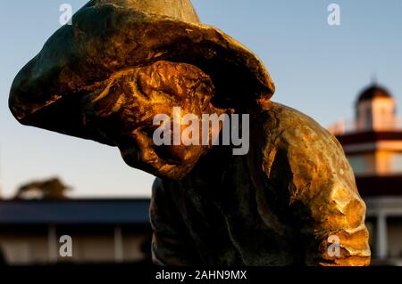 Pinehurst, North Carolina, Stati Uniti d'America. 31 Dic, 2019. Dicembre 31, 2019 - PINEHURST, N.C., STATI UNITI D'AMERICA - Il Putter Boy statua a Pinehurst Resort & Country Club saluta l'ultima alba del 2019. La statua, un simbolo iconico del resort era conosciuta come "La Meridiana Boy' fino agli anni settanta, quando 'il putter Boy' nome catturati su. Per molti anni la statua seduto su una base in cemento tra le due grandi putting greens accanto al clubhouse. Credito: ZUMA Press, Inc./Alamy Live News Foto Stock