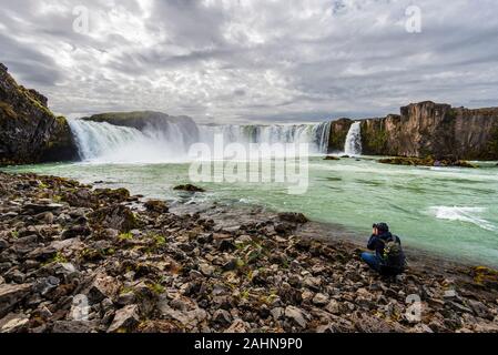 Bardaldalur, Islanda - 17 July, 2018 uomo fotografo prende foto di cascate Godafoss dalla frontiera orientale della valle. Bardaldalur dis Foto Stock