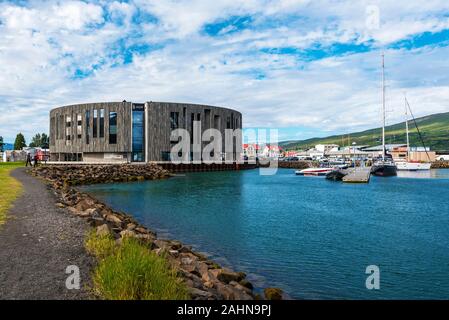 Akureyri, Islanda - 17 July, 2018 Harbourside vista in Akureyri city, la capitale del nord dell'Islanda. Il buinting del centro culturale a sinistra è un Foto Stock