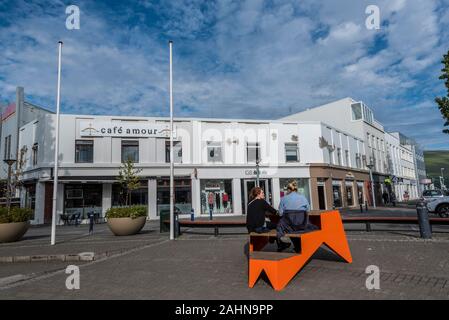 Akureyri, Islanda - 17 July, 2018 Vista Radhustorg Square nel centro cittadino di Akureyri, capitale del Nordurland eystra regione nel nord dell'Islanda. Foto Stock