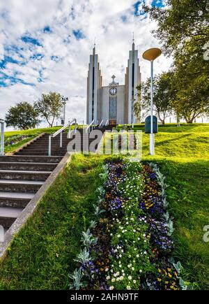 Chiesa Akureyrarkirkja visto dalla passeggiata Kirkjutroppurnar passi in Akureyri città, capitale del Nordurland eystra regione nel nord dell'Islanda. Foto Stock