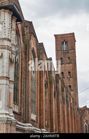 Basilica di San Petronio torre campanaria in città il centro storico. Bologna è la capitale e la città più grande della regione Emilia Romagna in Italia settentrionale. Foto Stock