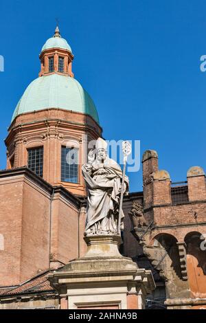Statua di San Petronio e la cupola della chiesa di San Bartolomeo a Bologna, Italia. Foto Stock