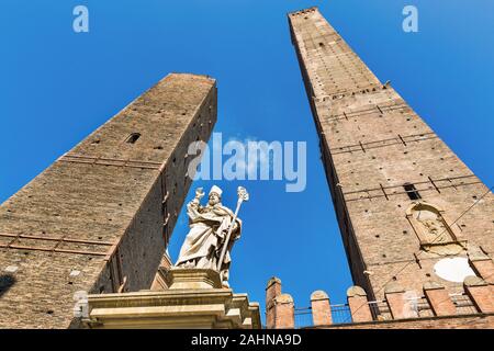 Statua di San Petronio e due torri: Asinelli e Garisenda a Bologna, Italia. Foto Stock