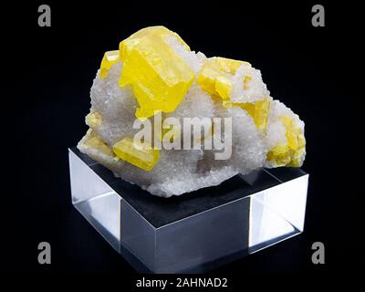Zolfo cristalli minerali su sfondo nero Foto Stock