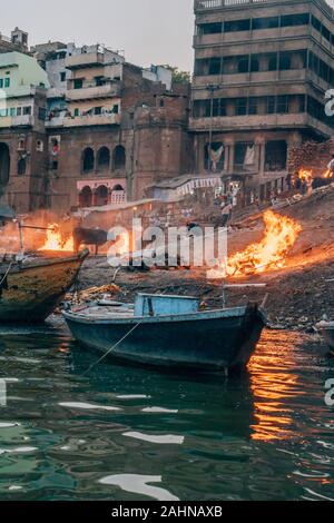 Morti che sono bruciati ai ghat di Varanasi sul fiume Ganga in India Foto Stock