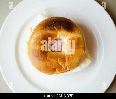 Uovo, Canadian bacon, Bagel Prima colazione a sandwich la piastra sulla parte superiore verso il basso Foto Stock