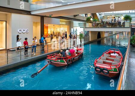 SINGAPORE - circa aprile, 2019: visualizzazione di un canale in Shoppes at Marina Bay Sands. Un canale scorre attraverso la lunghezza del centro commerciale per lo shopping. Foto Stock