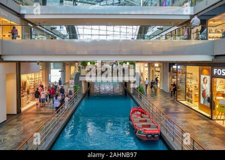 SINGAPORE - circa aprile, 2019: visualizzazione di un canale in Shoppes at Marina Bay Sands. Un canale scorre attraverso la lunghezza del centro commerciale per lo shopping. Foto Stock